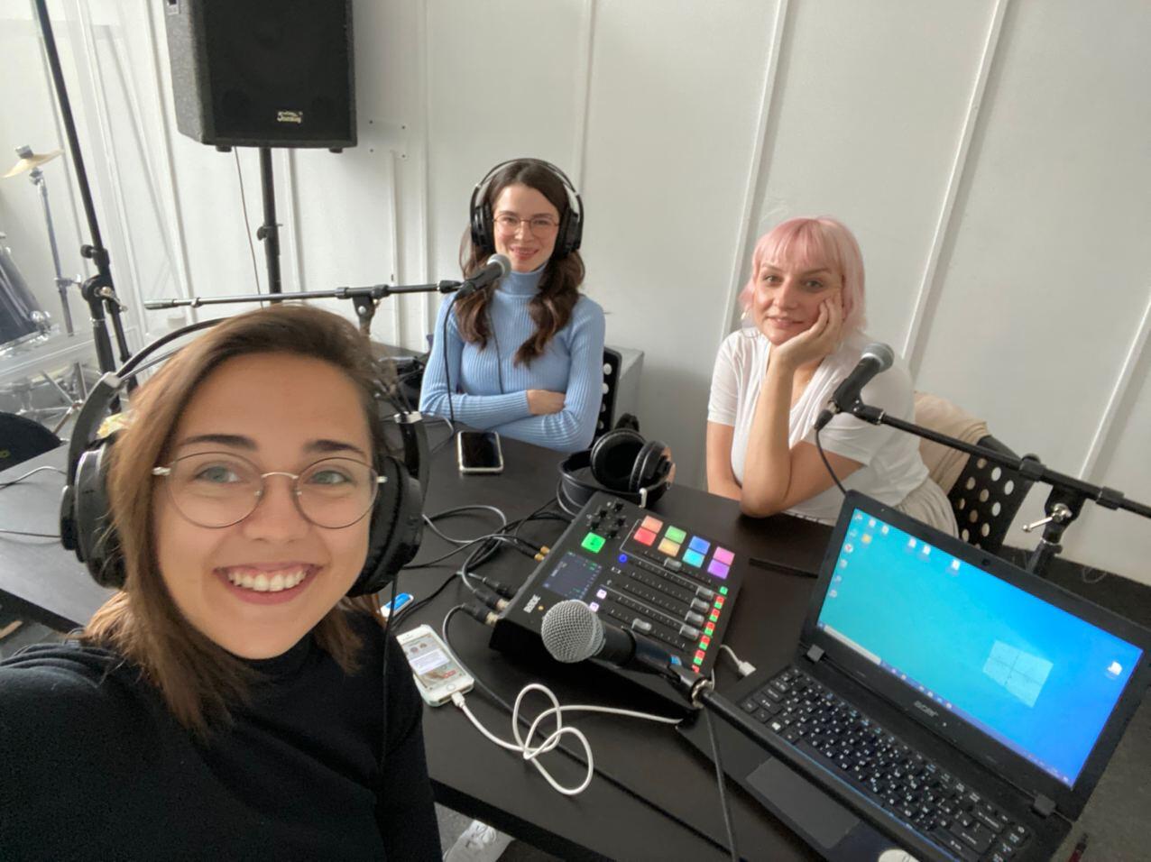 Героини первого выпуска Аня Умнова и Таня Козырина. Фото из личного архива