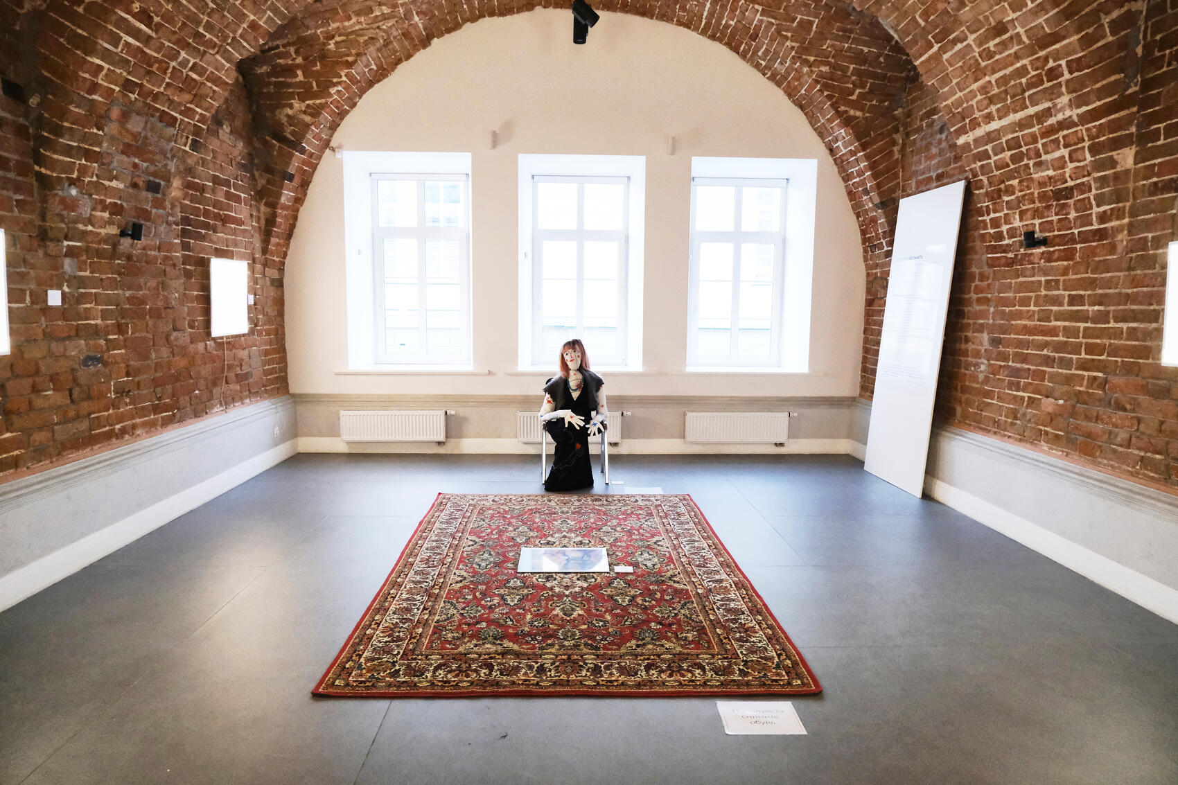 Посреди зала сидит кукла Наташа. Фото: Саша Зубковский / It's My City