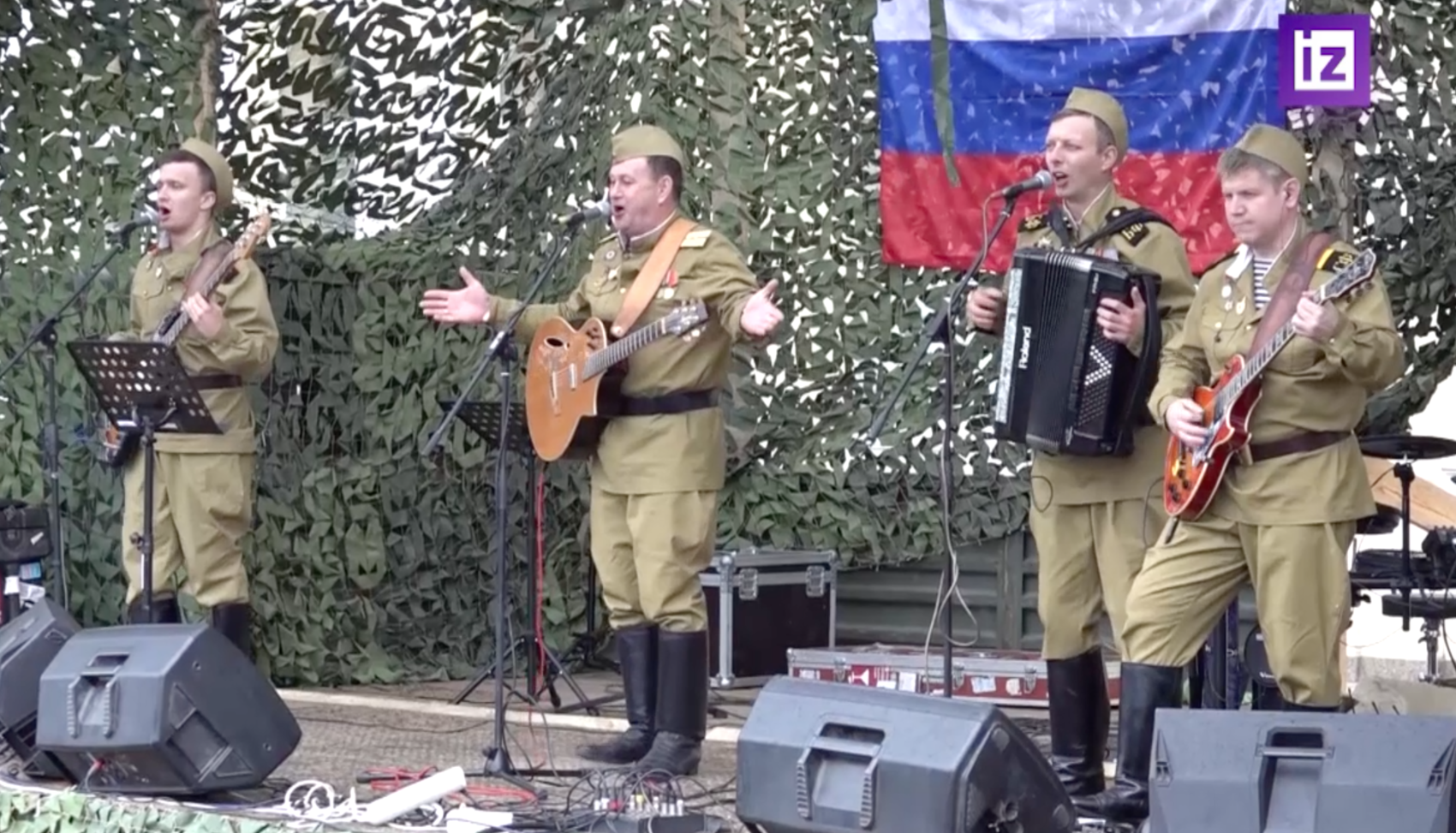 Российские военные исполняют песню «Первым делом самолеты» на трехчасовом концерте в Купянске. Стоп-кадр видео «Известий»