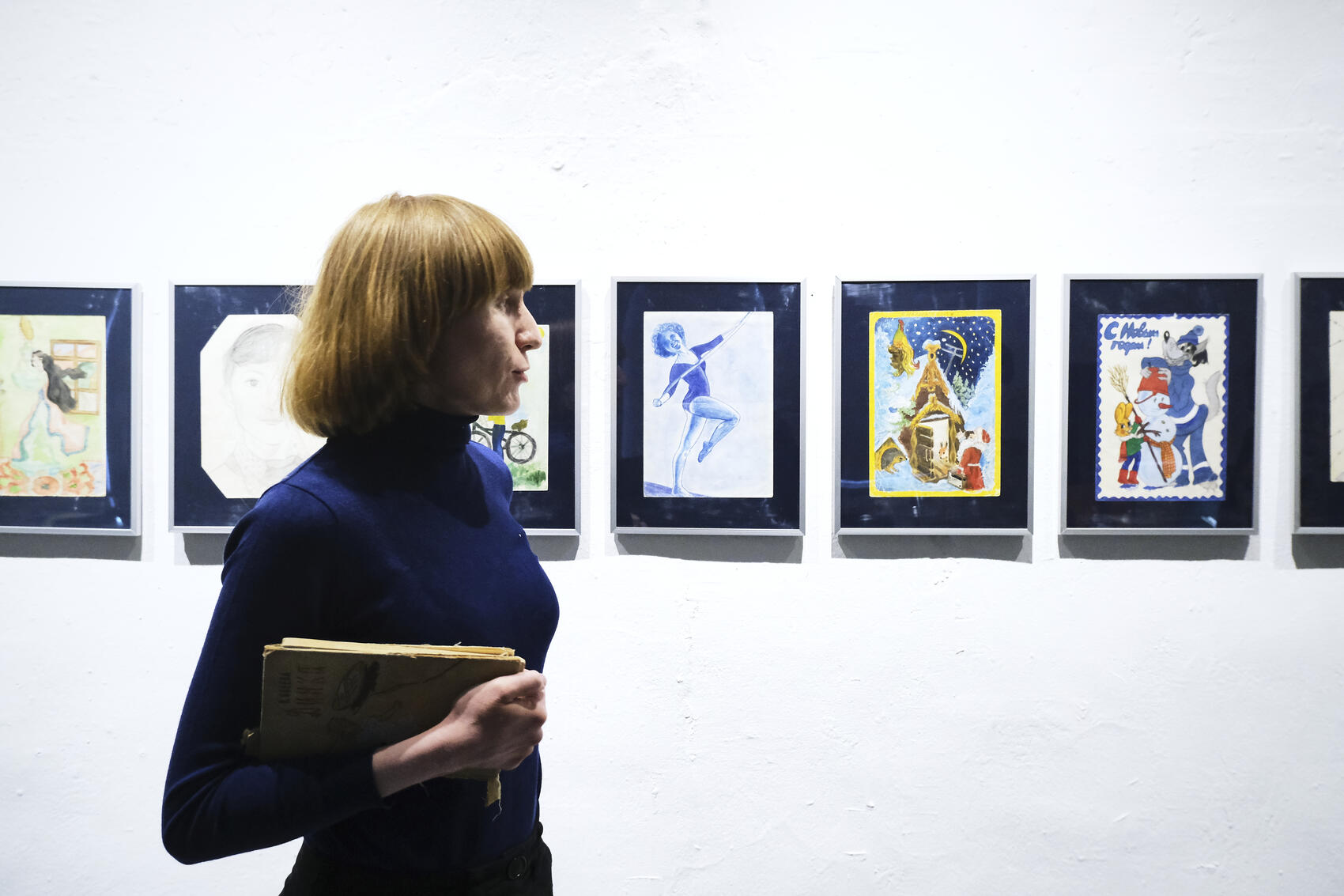 Мария с работами своей мамы. Фото: Саша Зубковский / It's My City