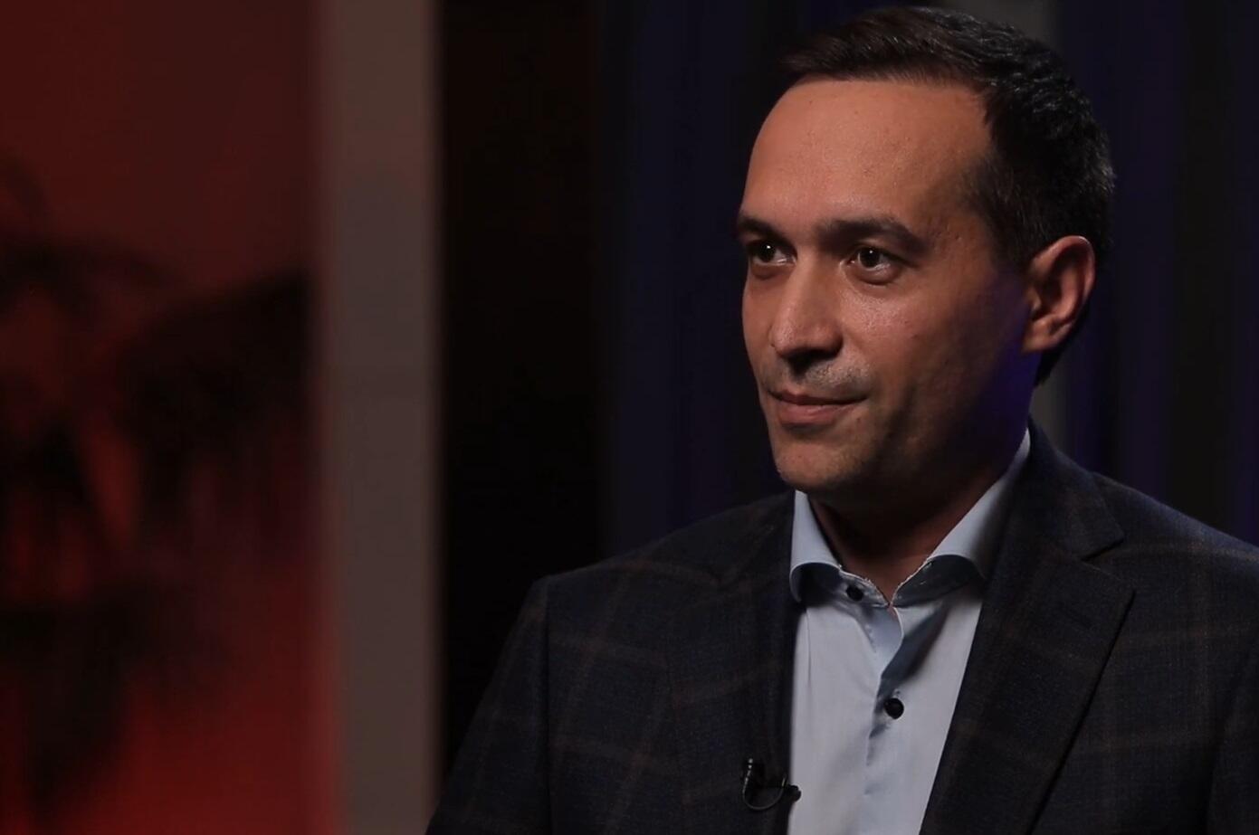 Ринат Максютов. Стоп-кадр видео с YouTube-канала «Бумага»