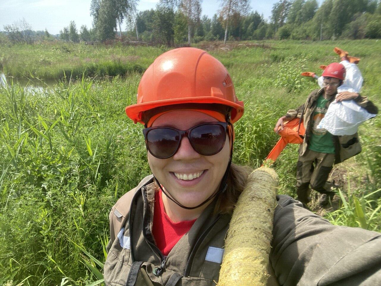 Виктория на торфяном пожаре, на ее плече пожарный рукав, с помощью которого тушат очаги. Фото предоставлено героиней