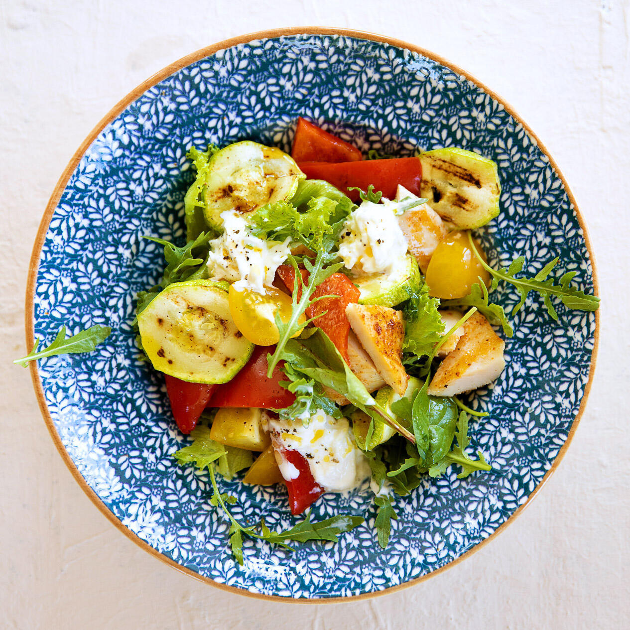 Салат с цыпленком, страчателлой, цукини и сладким перцем