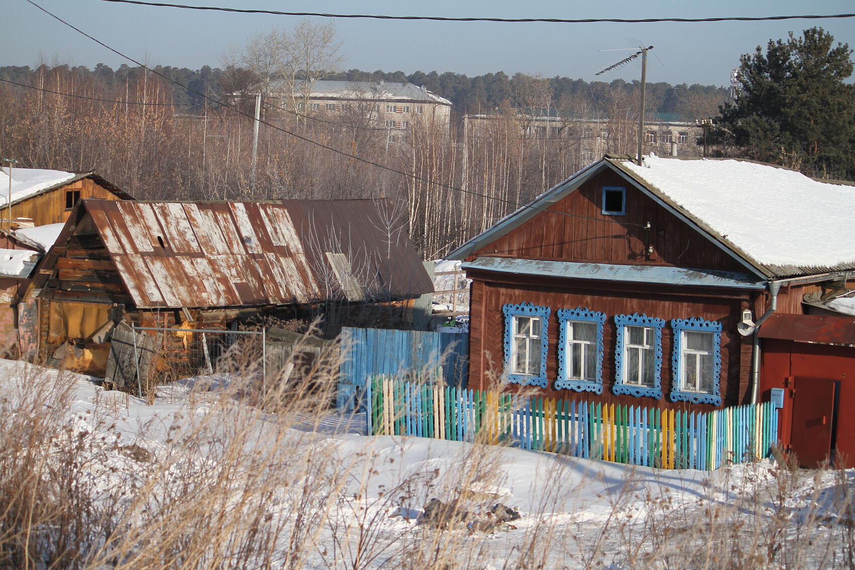 Находящие напротив бывшего участка Татьяны Знак домики еще целы, но их уже давно выкупил «Эфес». Фото: Мария Рубинина / It's My City