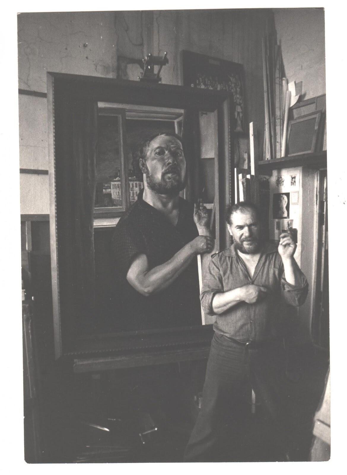 Миша Брусиловский на фоне своего автопортрета. Фото: Музей Эрнста Неизвестного