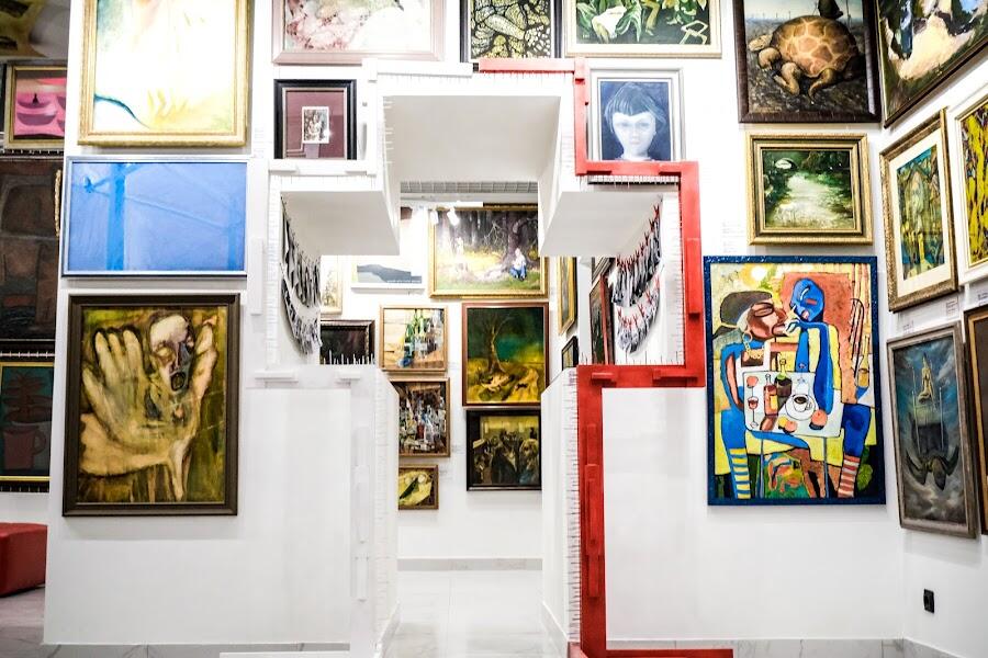 В свердловском зале есть переход виде арки, которая оформлена в виде супрематического креста. Фото: Саша Зубковский / It's My City