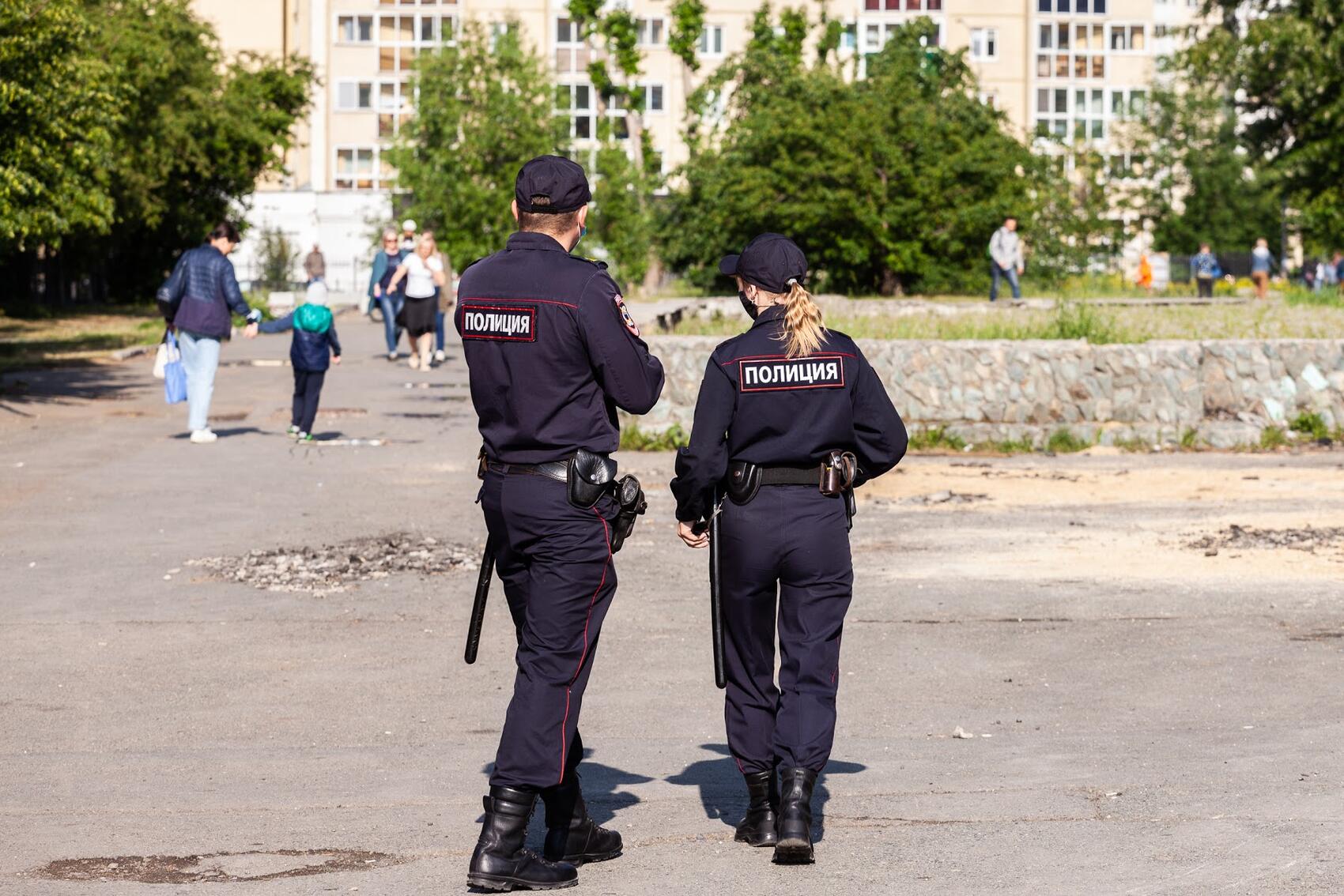 Асфальтовое покрытие в сквере неровное, есть трещины и ямы. По проекту асфальт хотят заменить на бехатоновую плитку. Фото: Игорь Брук / It's My City