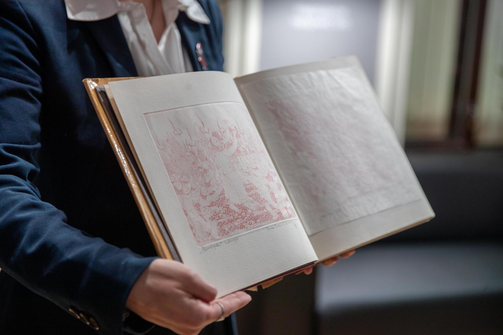 Книга с оттисками «наивных» гравюр. Фото: It's My City