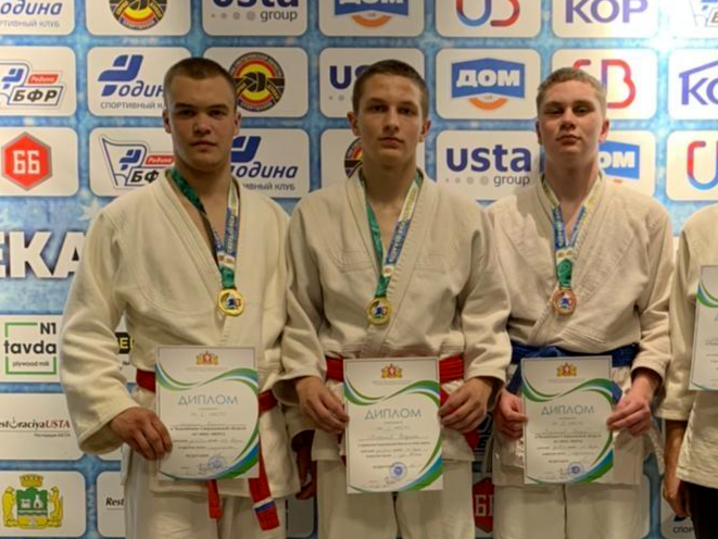 Вадим Томилов (посередине) на соревнованиях. Фото: 