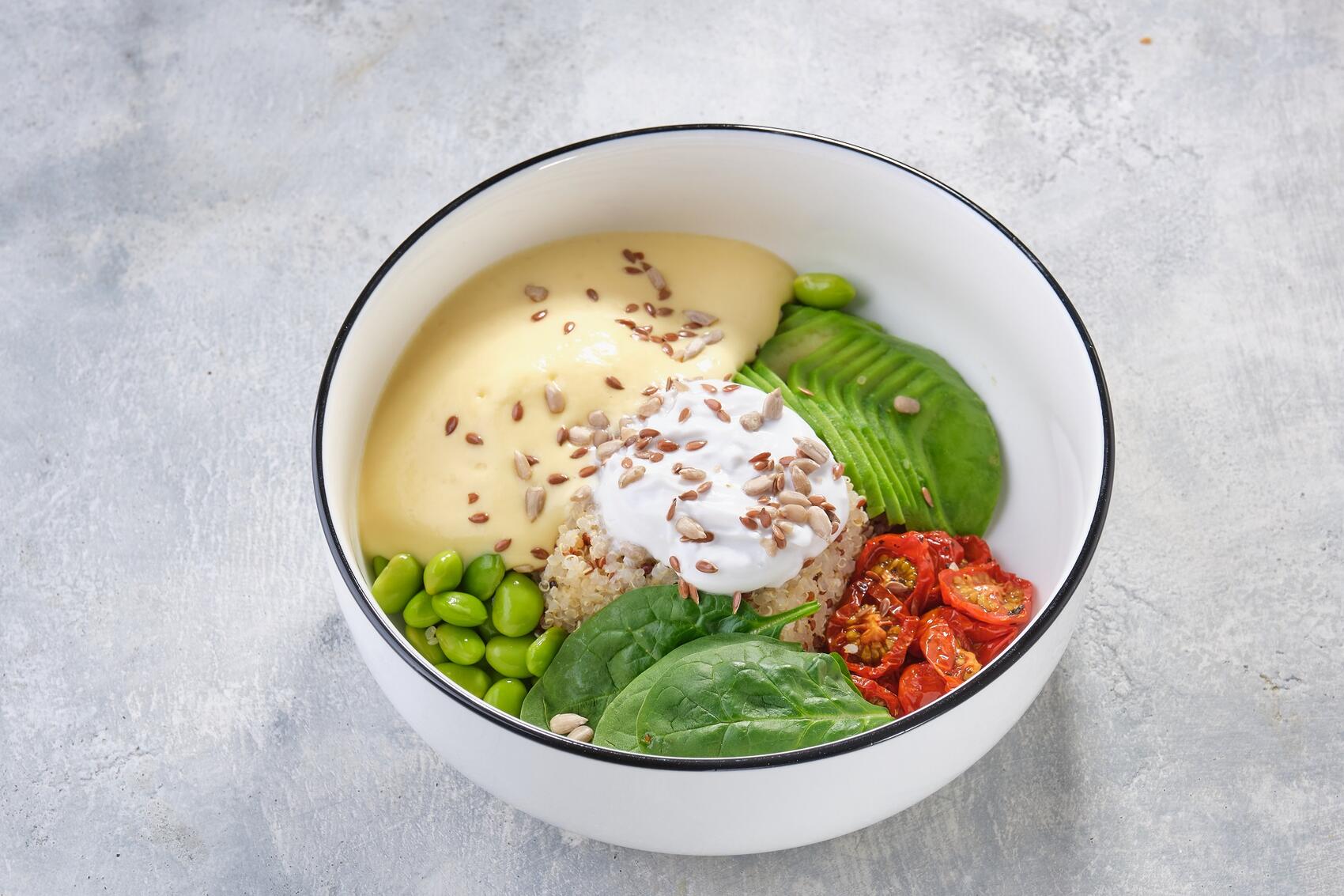 Боул с киноа, авокадо, эдамаме, вялеными томатами и яйцом пашот. Фото: Asado Group