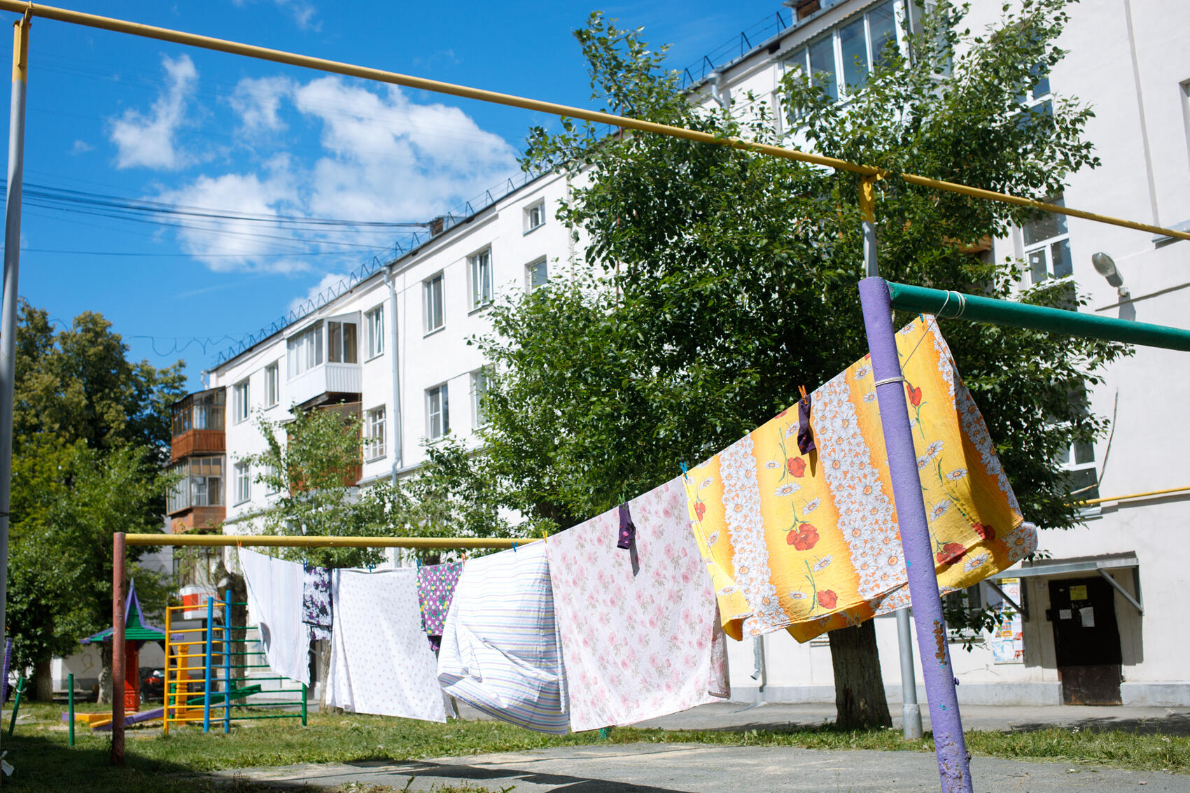 Один из дворов улице Ильича. Здесь по-прежнему сушат белье на веревках
