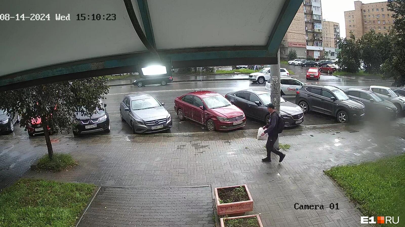 Предполагаемый нападавший на камере наблюдения. Фото: E1.ru