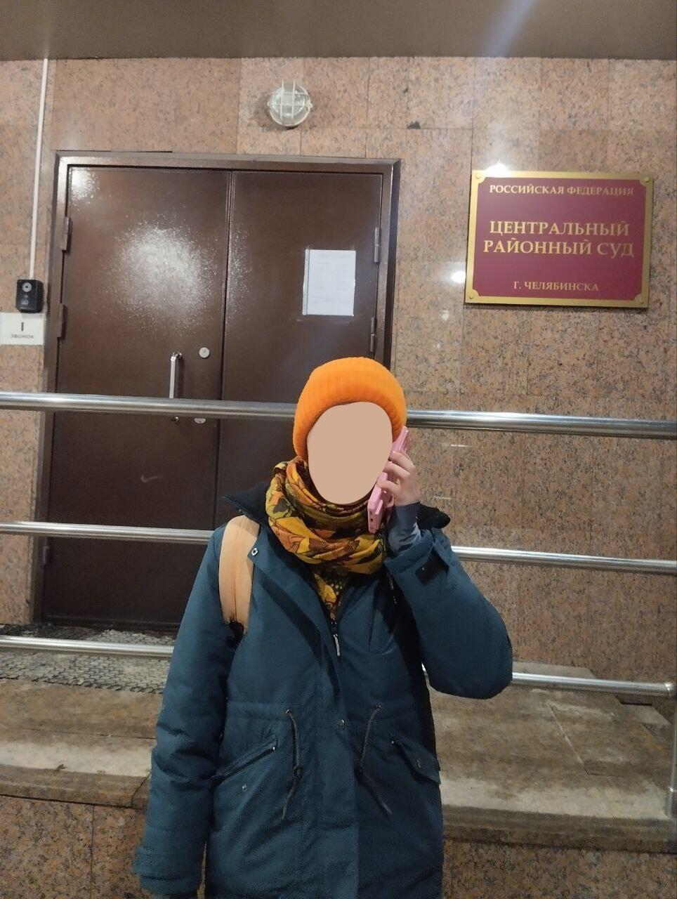 Задержанная активистка проекта у здания суда. Фото: соцсети Союза маоистов Урала