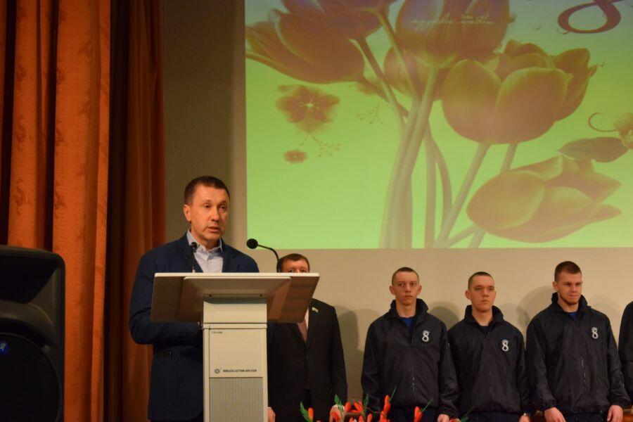 Алексей Пьянков поздравляет сотрудниц Свердловского госпиталя для ветеранов войн. Фото: Департамент информационной политики Свердловской области