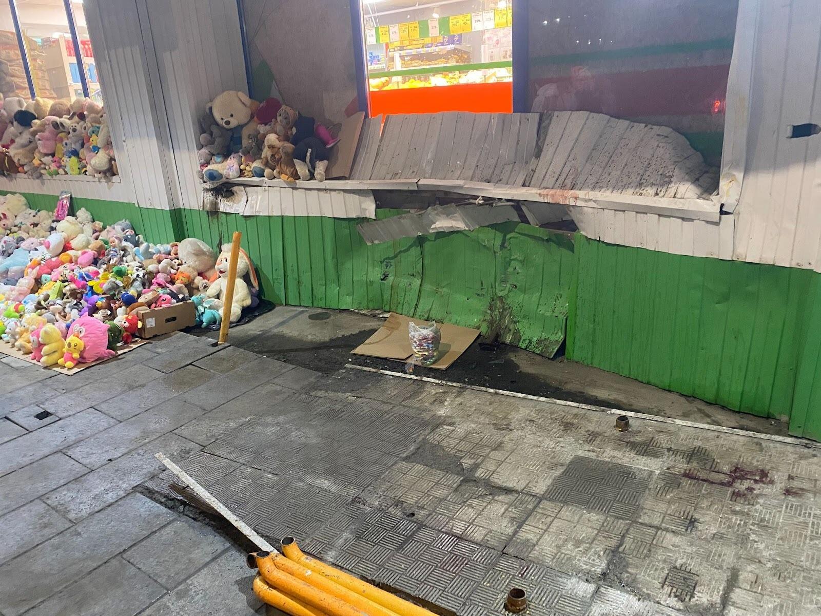 В стене магазина осталась вмятина от автомобиля. Фото: It's My City