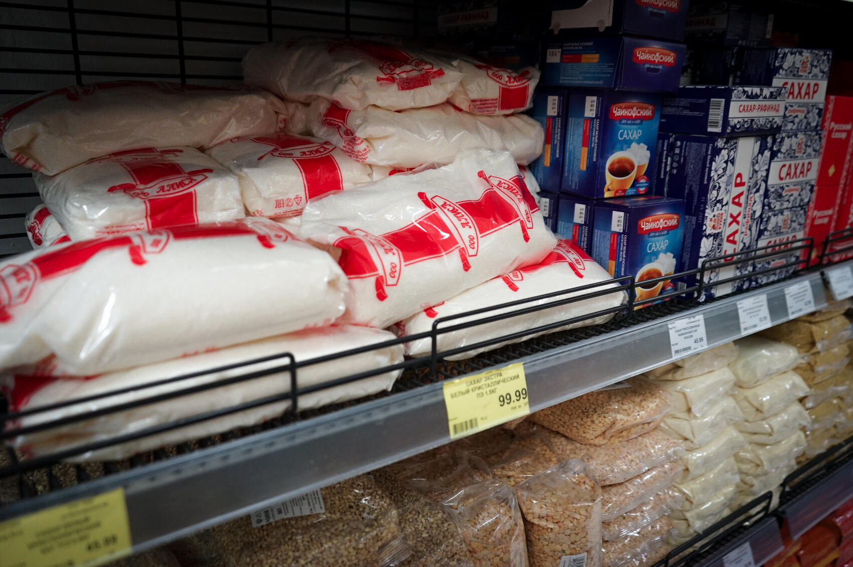 В «Кировском» За 1,5 кг сахарного песка предлагают платить 99,9 рублей. Фото: Арина Томашова / It's My City