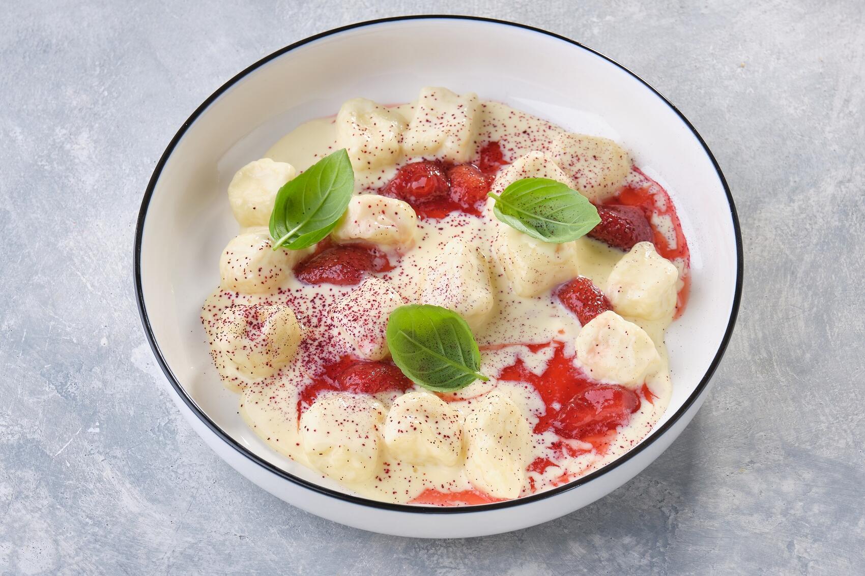 Ленивики с клубничным соусом и базиликовым маслом. Фото: Asado Group