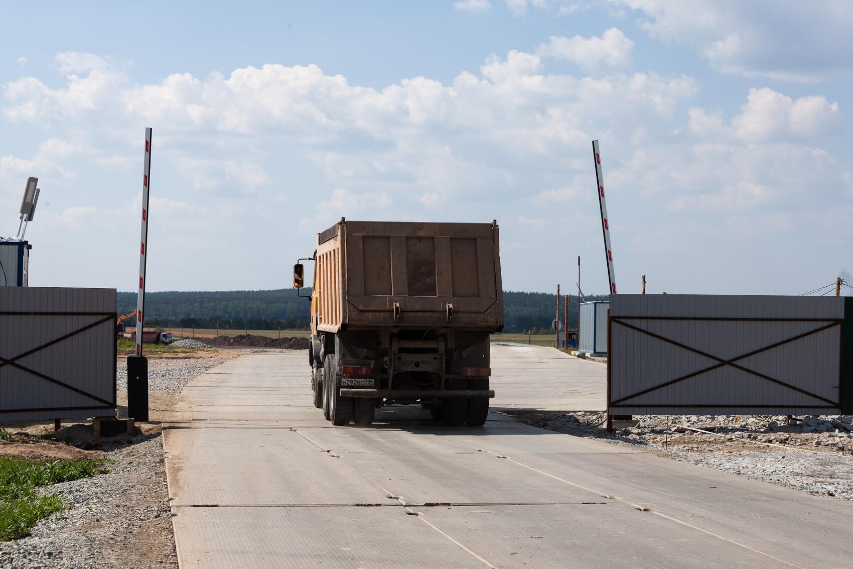 На площадку заехать могут только служебные машины. Фото: Игорь Брук / It's My City