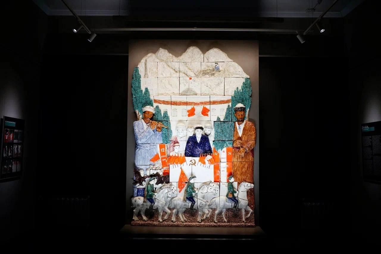 Панно «Праздник» Исидора Фрих-Хара. Фото: Екатеринбургский музей изобразительных искусств