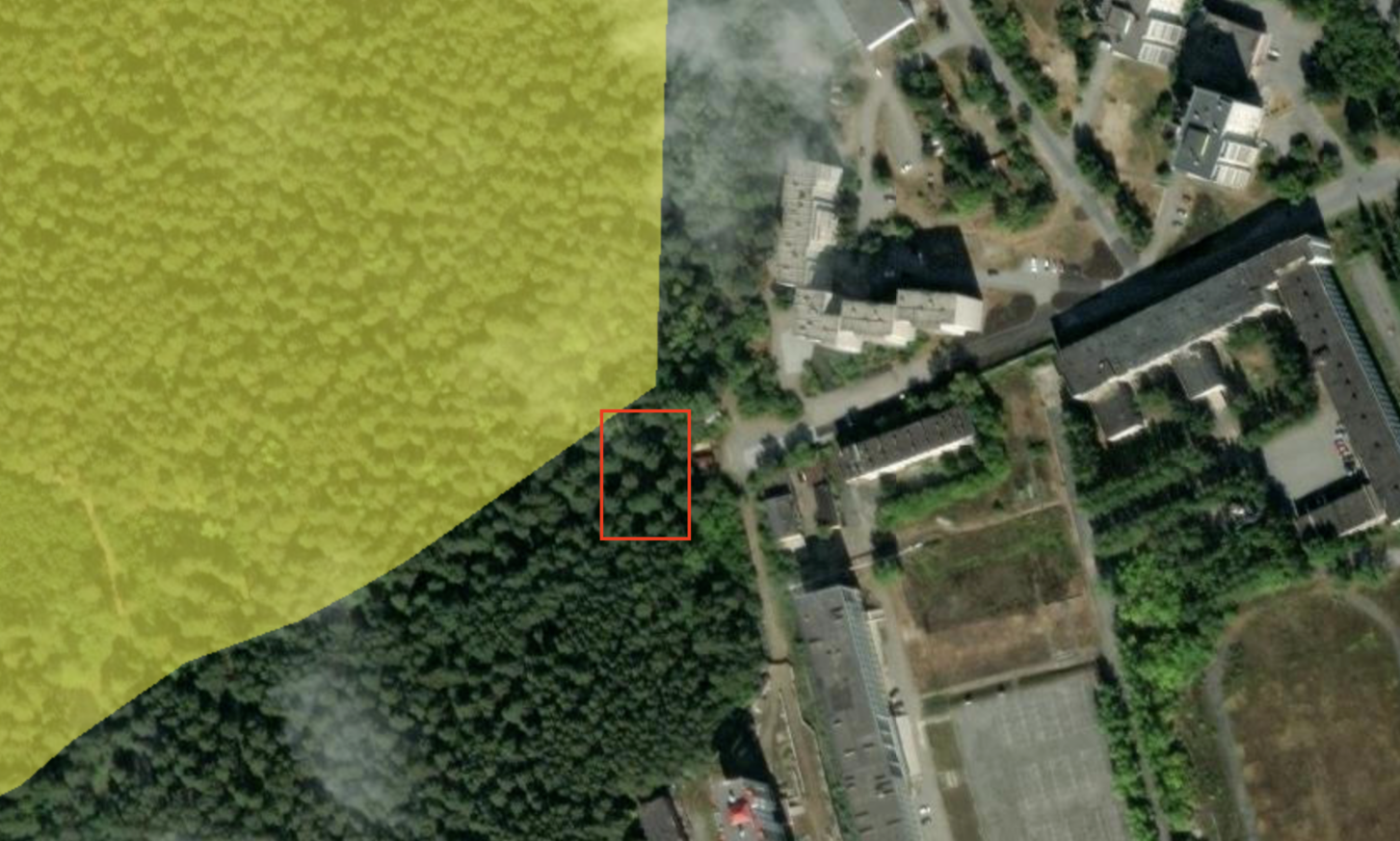 Желтым отмечена территория Уктусского лесопарка, красным – примерное расположение кладбища. Скриншот: кадастровая карта России