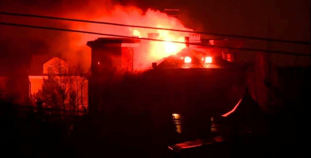 Захват живым. Сгорел дом при штурме. Появились фото последствий штурма захваченного дома в Подмосковье.