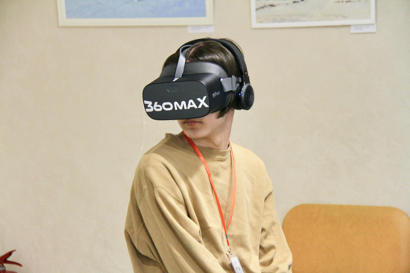 Высшие смыслы включают в себя и новые технологии, поэтому среди гадалок и астрологов организаторы фестиваля поместили аттракцион с VR-очками. Фото: Мария Рубинина / It's My City 