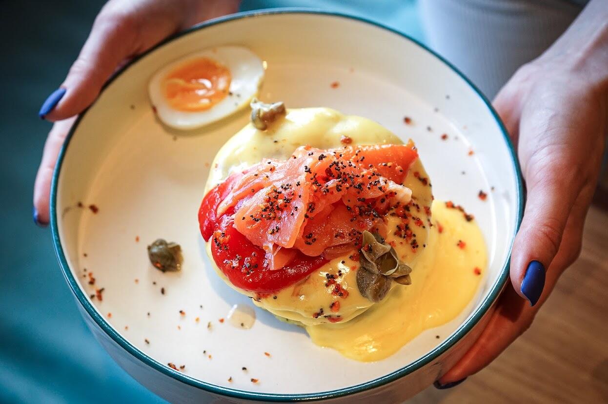 Панкейки с форелью, гуакомоле, голландским соусом и половиной яйца. Фото: Арина Томашова / It's My City