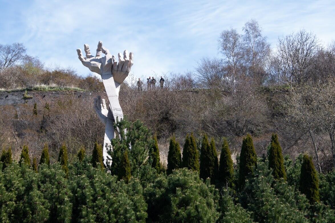 Мемориал жертвам Холокоста у подпорной стены шахты Анна