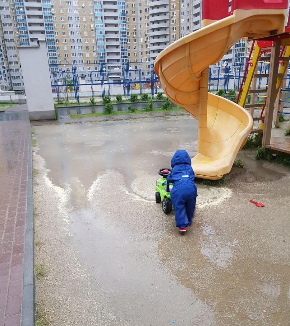 Затопленная детская площадка. Фото: Юрий Калеми