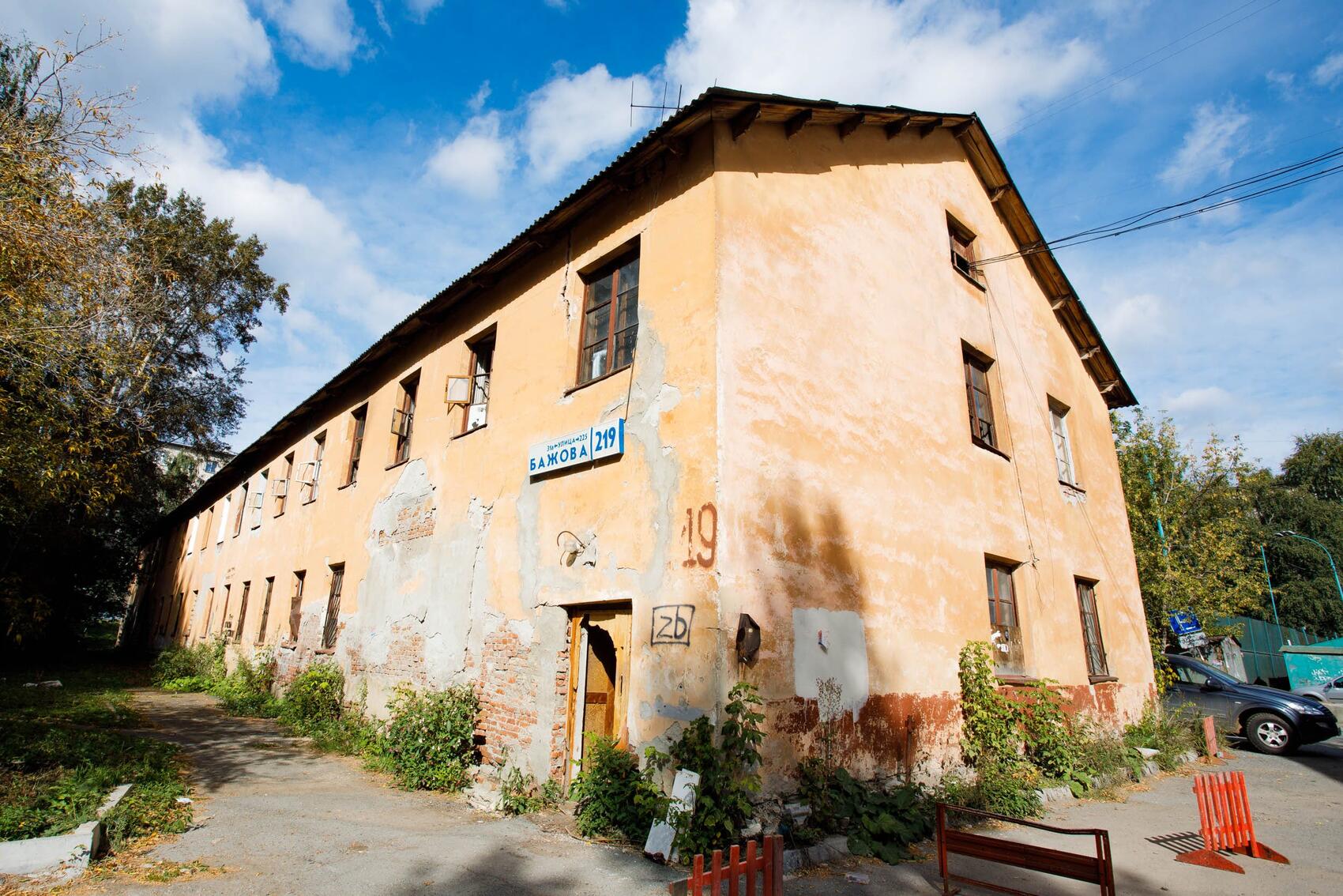 Заброшенный дом на Бажова, в котором находилась основная выставка «Маргинальной ночи». Здание уже снесли. Фото: Марина Молдавская / It's My City