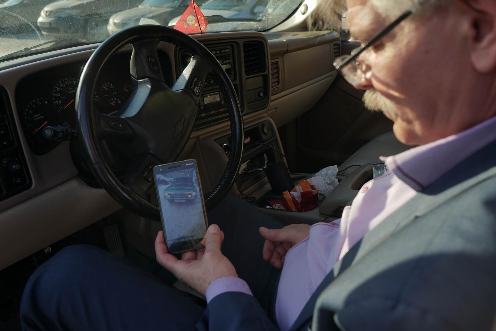 Сталин Овсепович показывает результат своей работы — отреставрированный автомобиль. Фото: Арина Томашова / It's My City