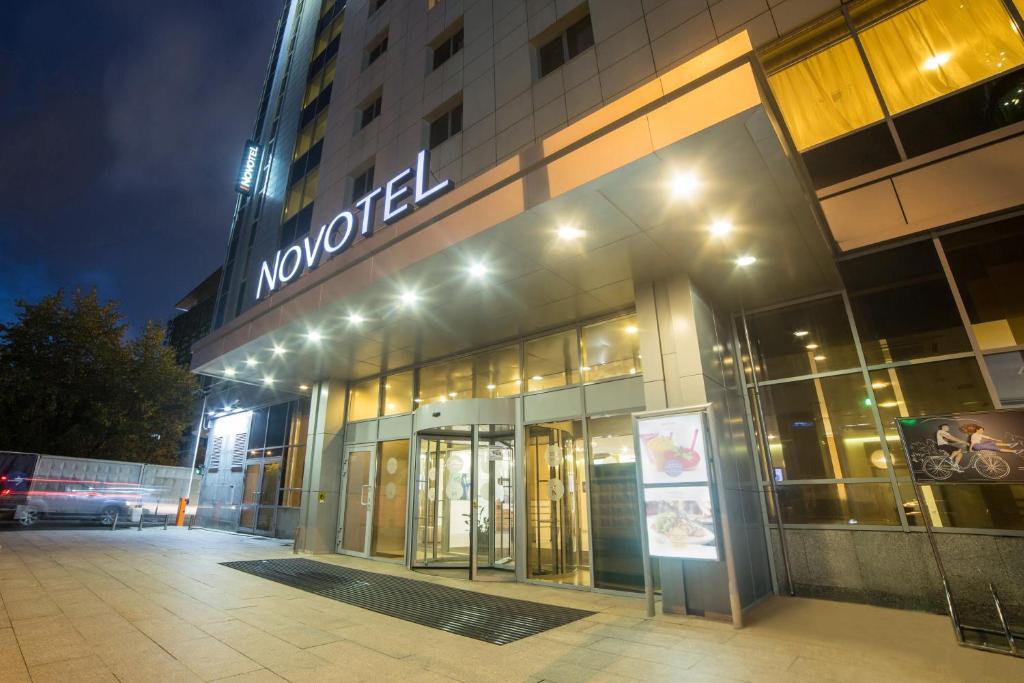 Вход в Novotel. Источник: Booking.com