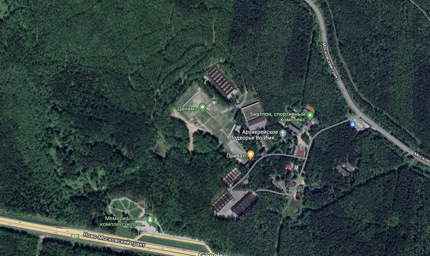 Расположение мемориального комплекса и биатлонного комплекса. Вторую очередь спортивного объекта собираются строить на севере, за Московским трактом. Фото: Google Maps