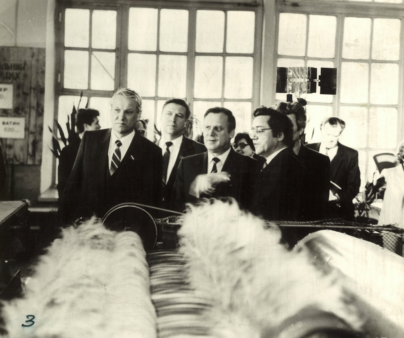 Борис Ельцин на Буткинской ткацкой фабрике в 1990-е. Фото: Фонды ЦТНК СУ