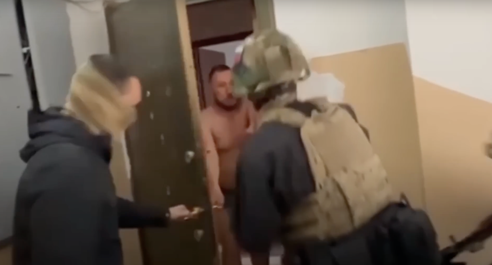 Обыск в квартире Анисимова. Скриншот видео с канала «Прекрасная Россия» / YouTube