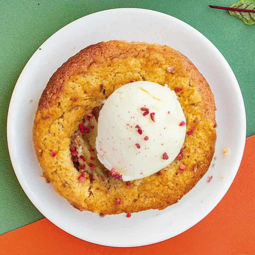 Осенний пирог с грецким орехом, томленой грушей, сублимированной малиной и ванильным мороженым