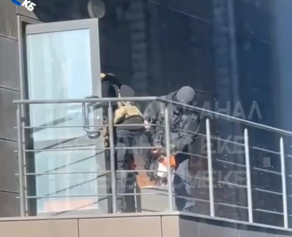 Люди в масках пилят сейф. Скриншот видео: телеграм-канал «Безумный Екб»