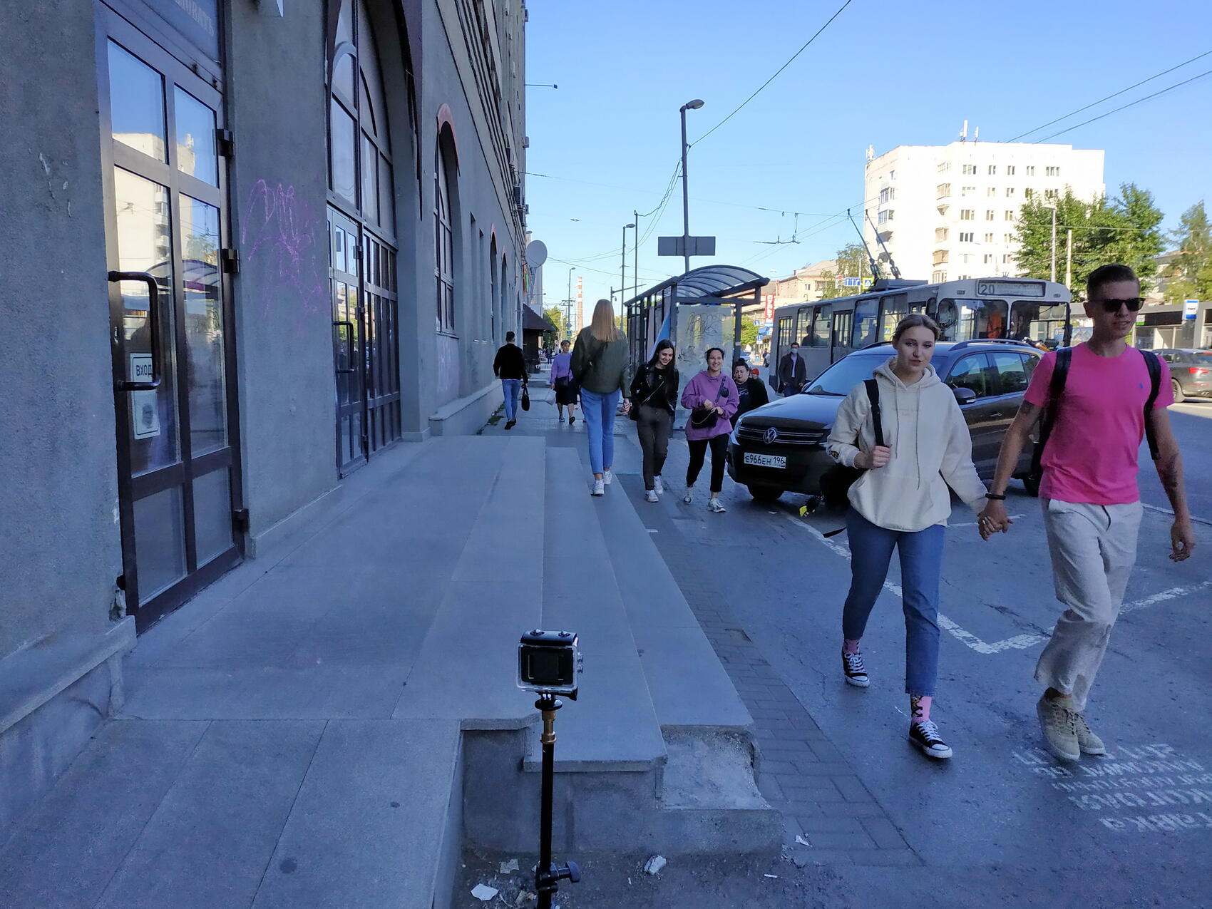 Незаконная парковка летом 2021 года. Фото предоставлено Александром Свалухиным