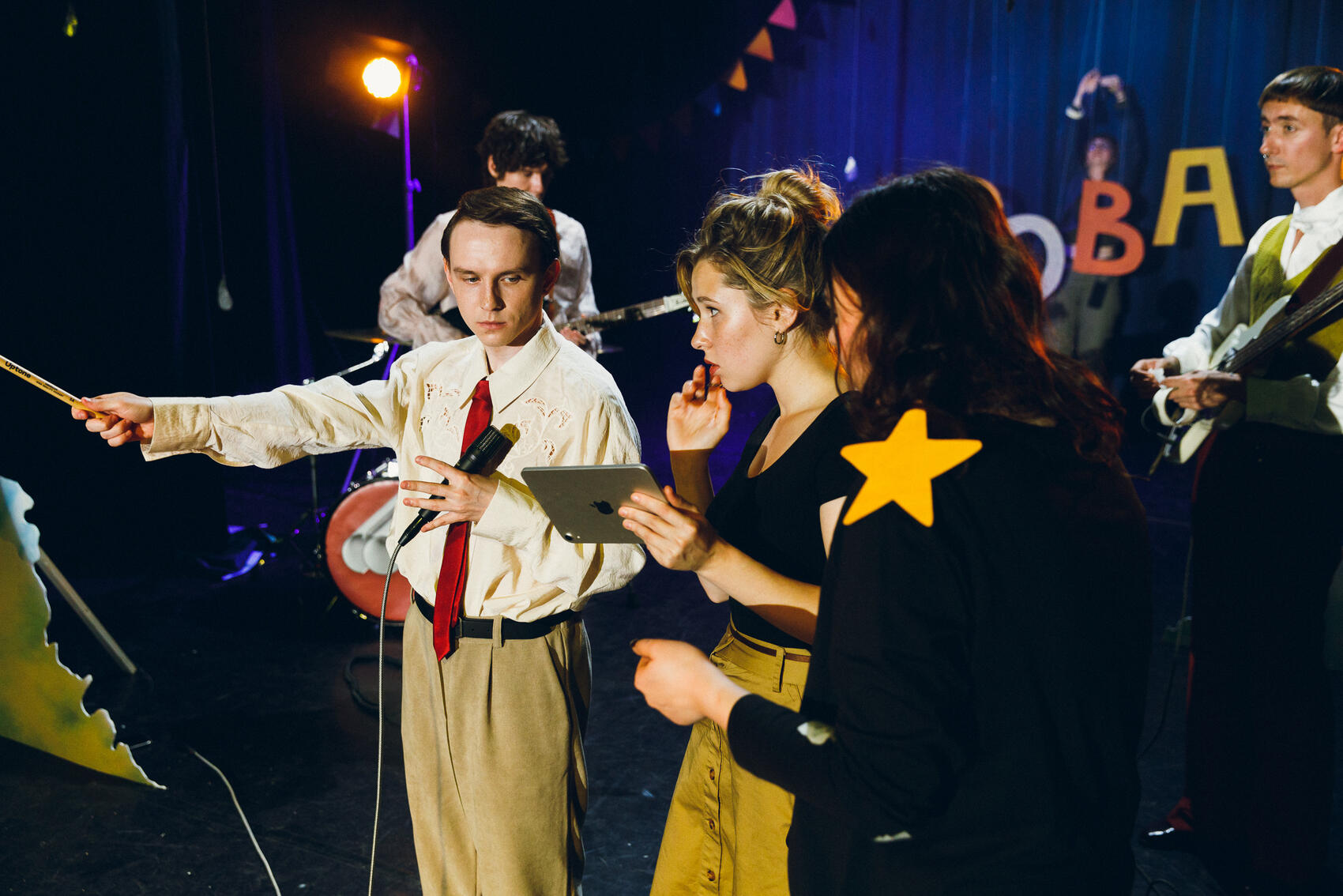 Аня Матвеева и участники «Совы» на съемках клипа «Гроза». Фото: Леонид Корюкалов