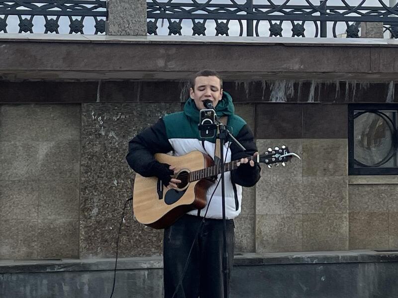 Уличный музыкант устраивает концерты в поддержку арестованной петербургской группы в центре Екатеринбурга 