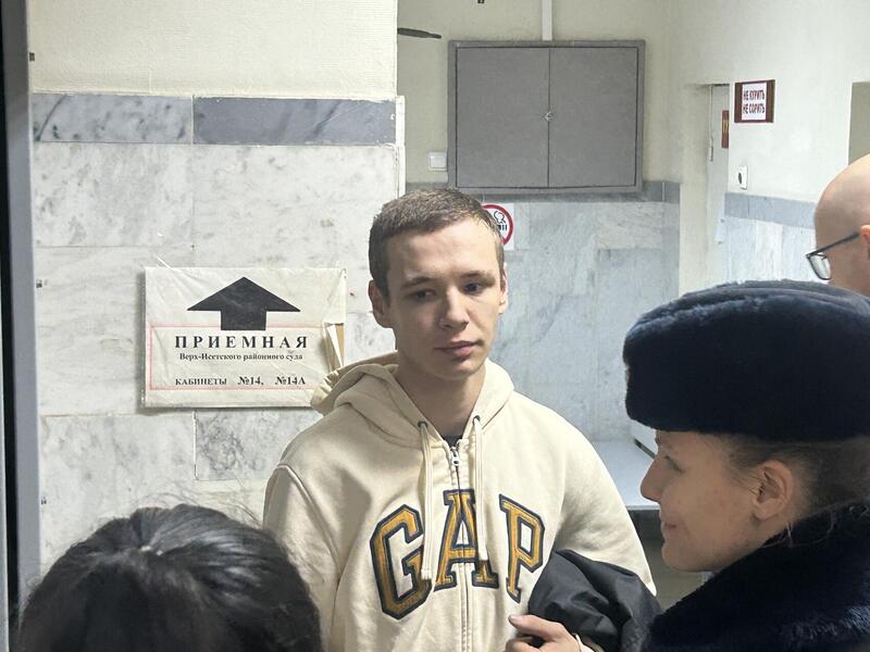 Музыканта Женю Радость арестовали на 14 суток за исполнение песен Noize MC и Монеточки на Плотинке